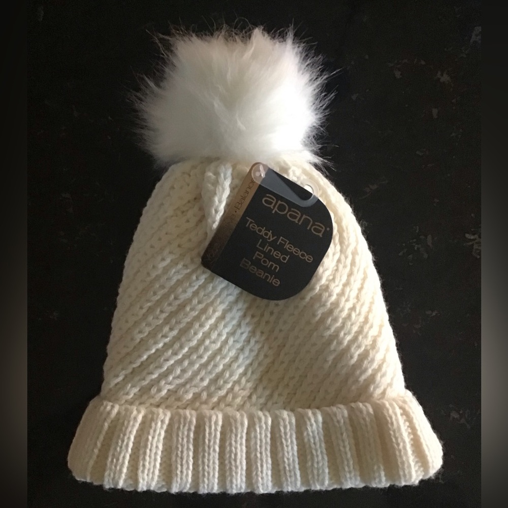 🎄🎄Apana Teddy Fleece Lined Pom Beanie! New with tags.🎄🎄